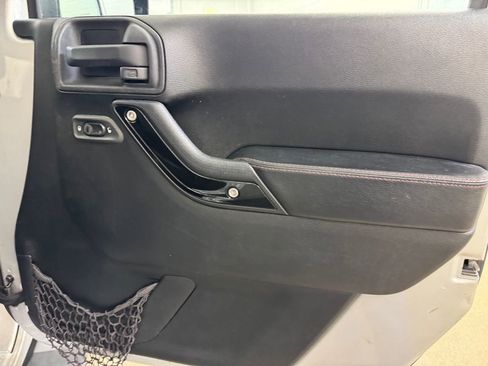 Used 2012 Jeep Wrangler Unlimited Sahara image 27