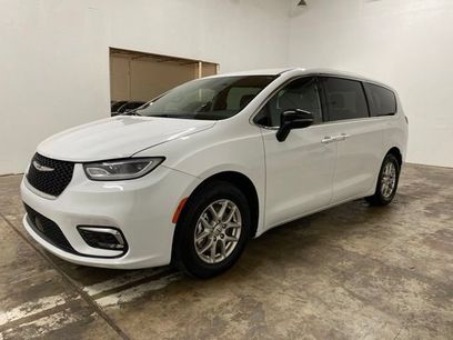 Used 2025 Chrysler Pacifica Select