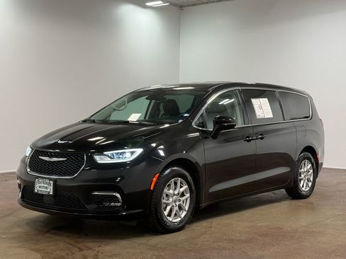 Used 2024 Chrysler Pacifica Touring-L FWD image 7