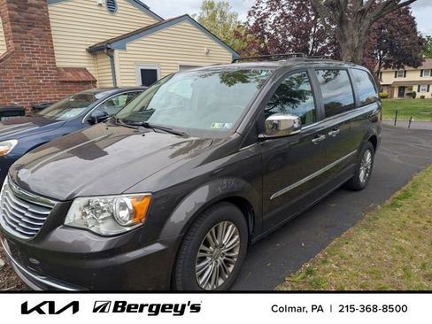 Used 2016 Chrysler Town & Country Touring-L FWD image 8