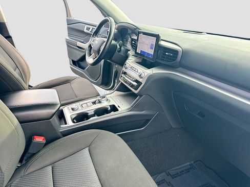 Used 2023 Ford Explorer XLT AWD/4WD image 32