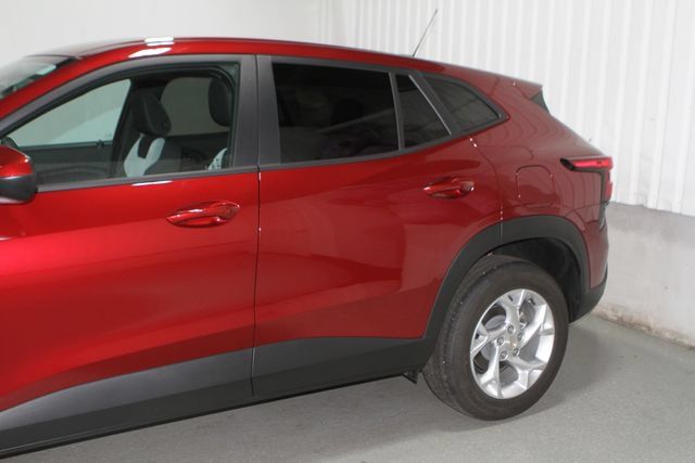 Used 2025 Chevrolet Trax LS w/ LS Convenience Package FWD image 2