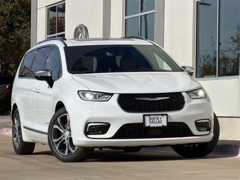New 2026 Chrysler Pacifica Pinnacle image 2