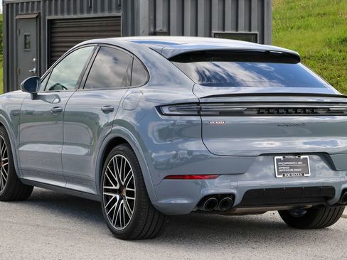 Certified 2025 Porsche Cayenne S AWD/4WD image 3