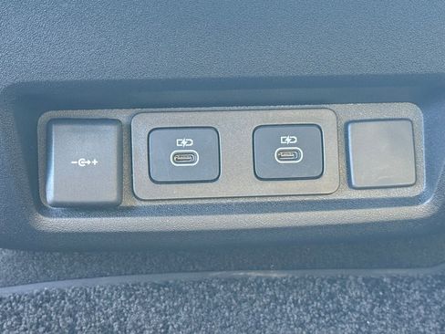 Used 2025 Land Rover Discovery S image 33