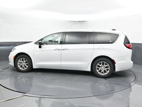 Used 2025 Chrysler Pacifica Select FWD image 9