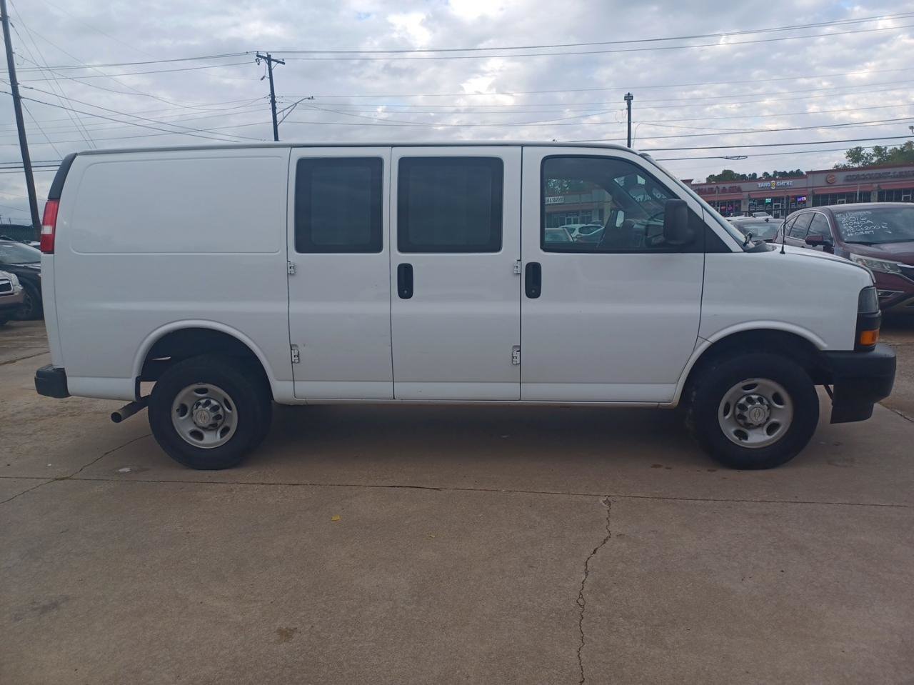 Used 2022 Chevrolet Express 2500 w/ Driver Convenience Package RWD image 4