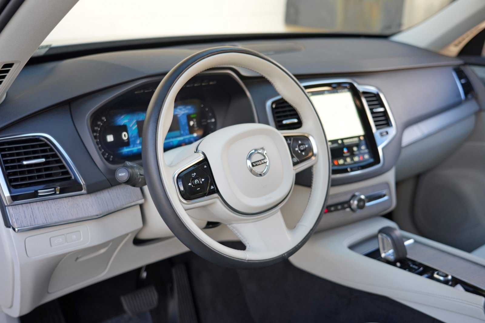Used 2024 Volvo XC90 T8 Plus w/ Protection Package Premier AWD/4WD image 14