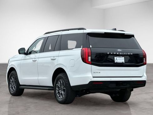 Used 2025 Ford Expedition Active AWD/4WD image 3