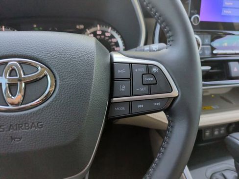 Used 2024 Toyota Highlander XLE FWD image 19