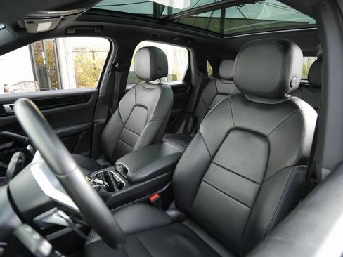 Used 2020 Porsche Cayenne image 23
