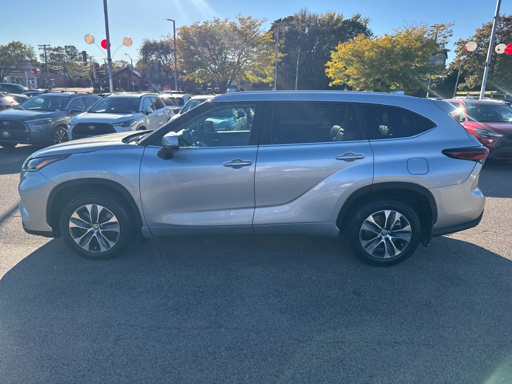 Used 2024 Toyota Highlander XLE AWD/4WD image 4