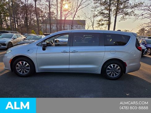Used 2024 Chrysler Pacifica Limited FWD image 3