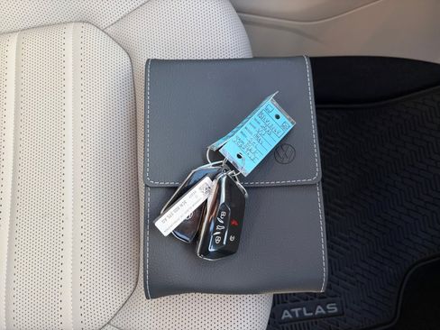 Used 2025 Volkswagen Atlas SEL image 34