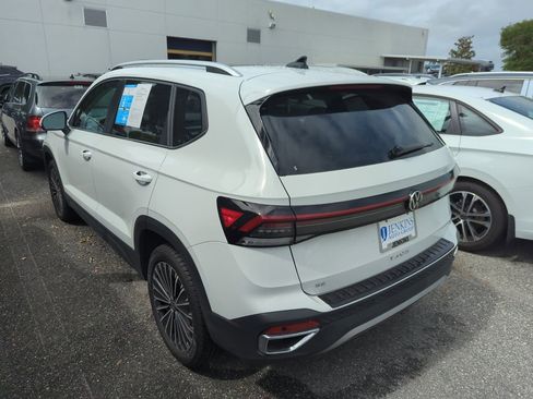 Used 2025 Volkswagen Taos SE w/ Panoramic Sunroof Package image 3