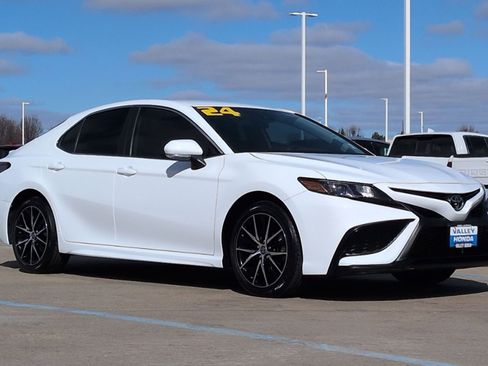 Used 2024 Toyota Camry SE image 3