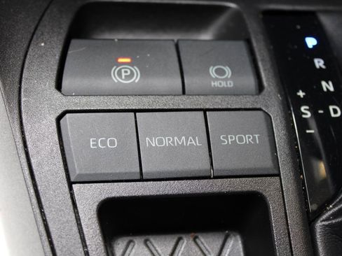 Used 2022 Toyota RAV4 XLE FWD image 21
