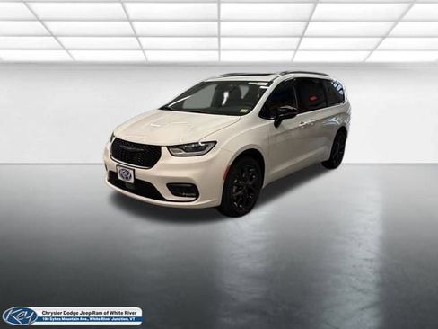 New 2026 Chrysler Pacifica Limited w/ S Appearance Package image 1