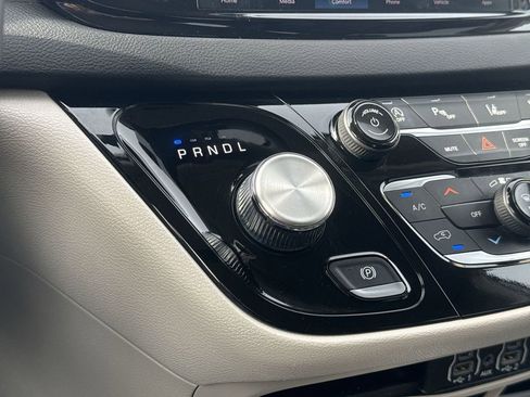 Used 2024 Chrysler Pacifica Touring-L image 21