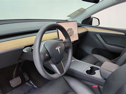 Used 2025 Tesla Model Y Long Range image 17