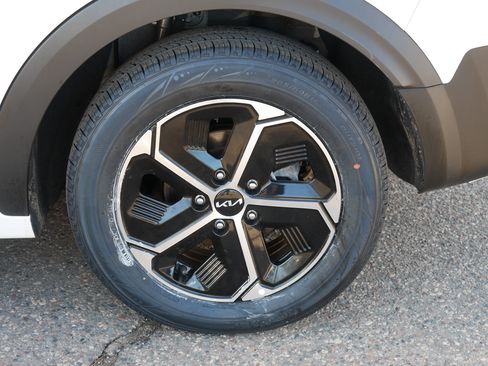 Certified 2024 Kia Niro LX image 15