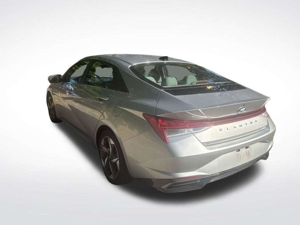 Used 2022 Hyundai Elantra SEL w/ Convenience + Premium Package FWD image 3