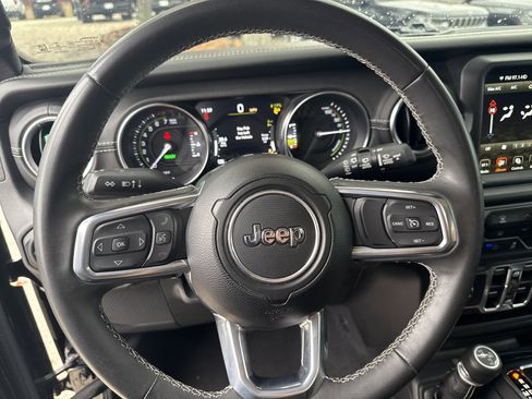 Used 2023 Jeep Wrangler Sahara image 27