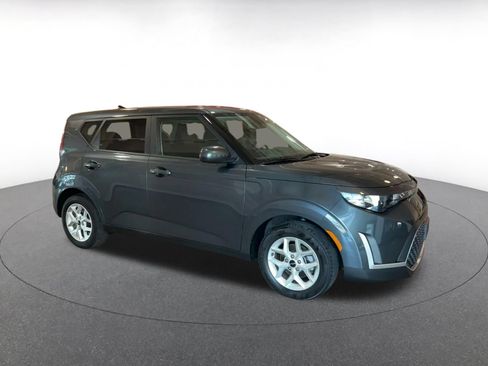 Used 2025 Kia Soul LX w/ LX Technology Package FWD image 2