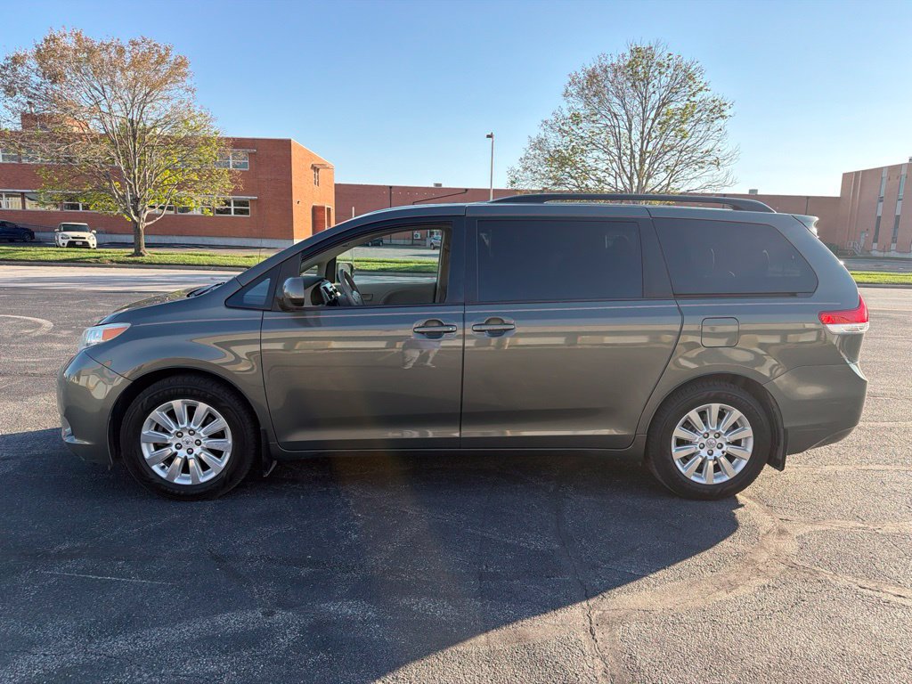 Used 2012 Toyota Sienna LE w/ Towing Pkg AWD/4WD image 7
