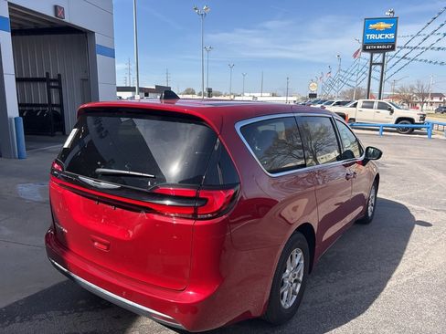 Used 2025 Chrysler Pacifica Select image 4