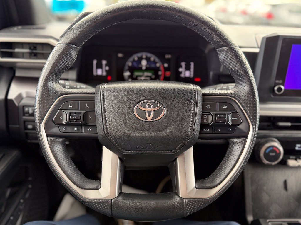 Used 2025 Toyota 4Runner SR5 AWD/4WD image 10