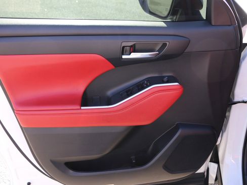 Used 2023 Toyota Highlander XSE image 17