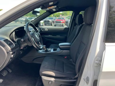 Used 2019 Jeep Grand Cherokee Laredo AWD/4WD image 4
