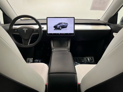 Used 2022 Tesla Model Y Long Range image 16