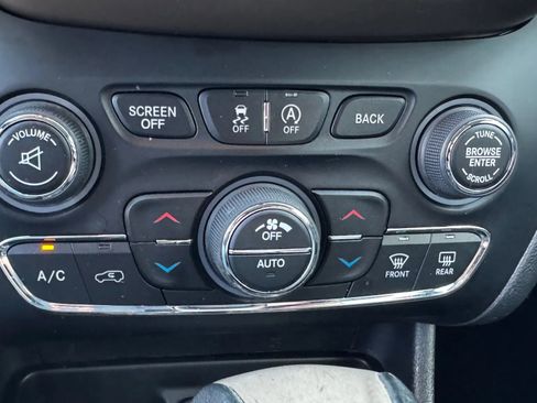 Used 2018 Jeep Cherokee Limited FWD image 30