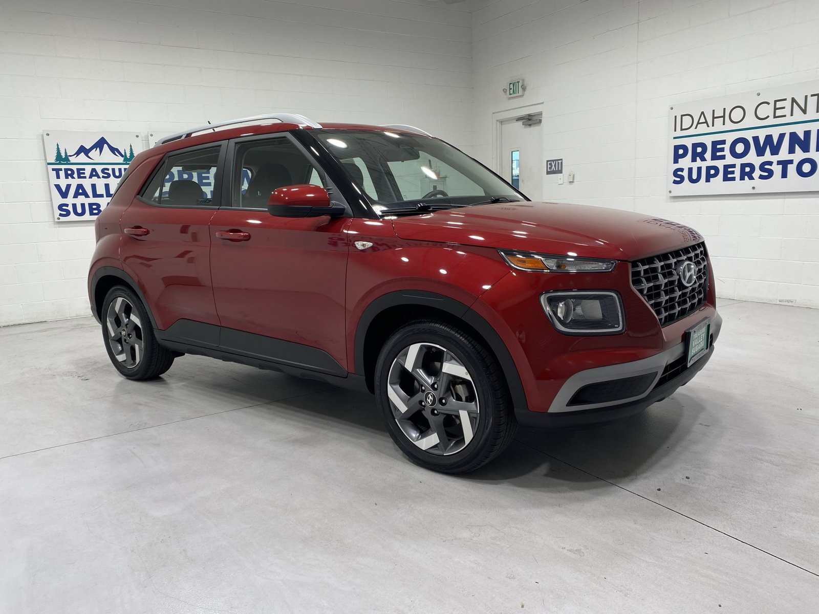 Used 2025 Hyundai Venue SEL FWD image 2