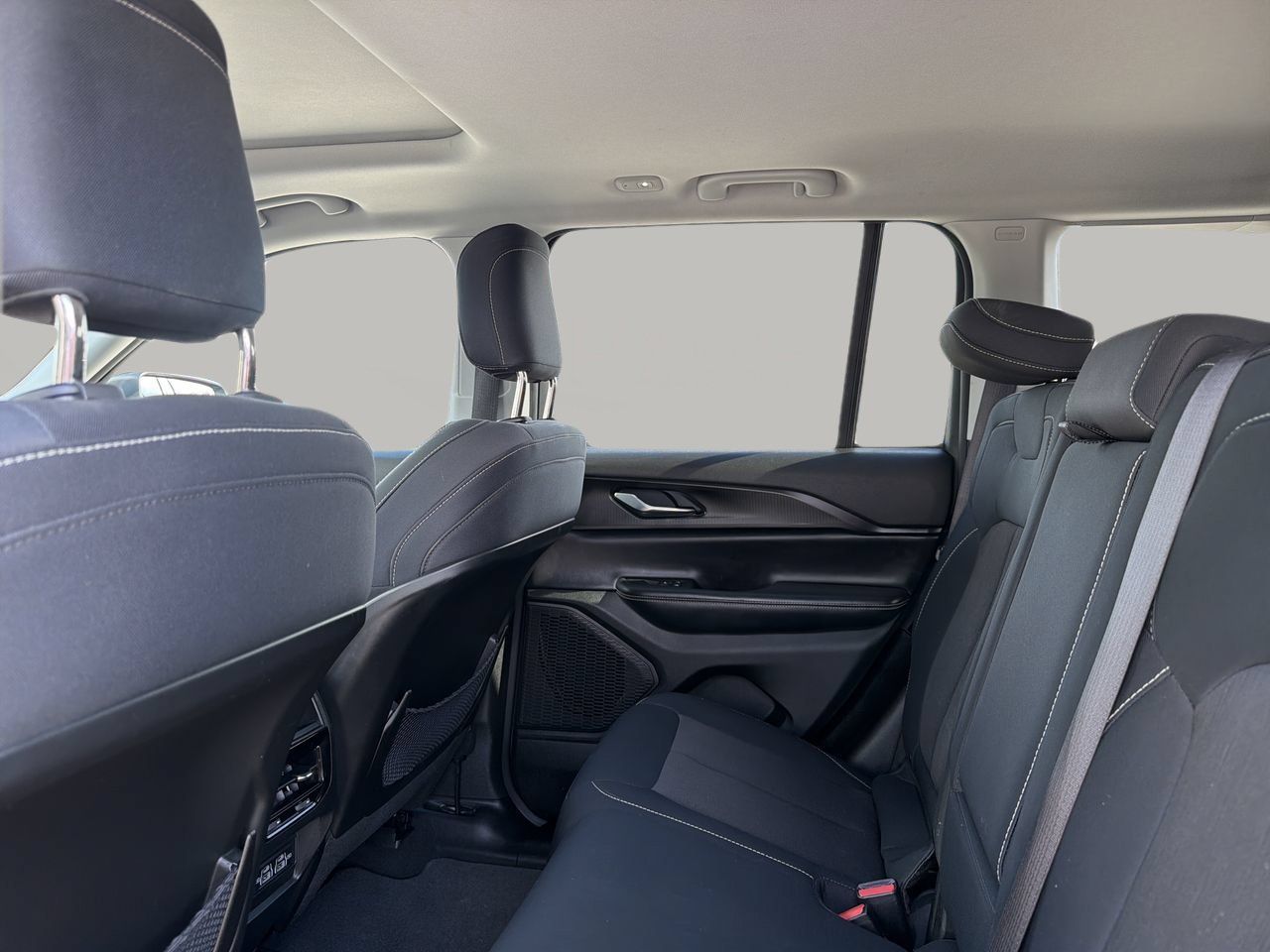 Used 2023 Jeep Grand Cherokee Laredo w/ Luxury Tech Group I RWD image 17