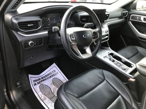 Used 2023 Ford Explorer XLT image 3