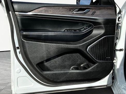 Used 2023 Jeep Grand Cherokee L Overland w/ Rear Seat Video Group I image 18