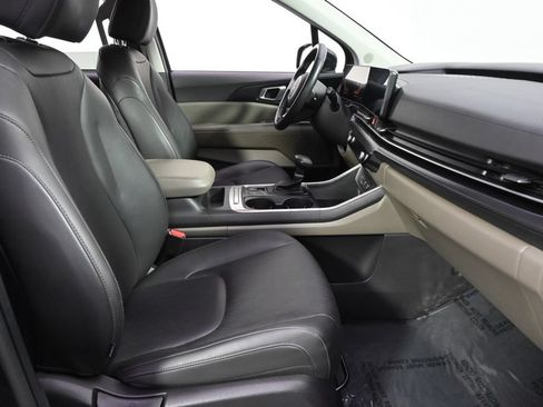 Used 2026 Kia Carnival FWD image 16