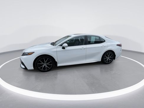 Used 2021 Toyota Camry SE w/ Cold Weather Package image 10