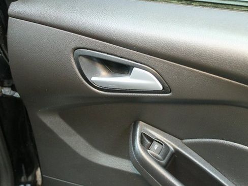 Used 2017 Ford Focus SE image 12