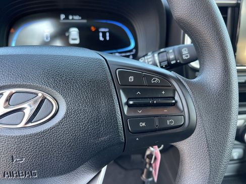 Certified 2025 Hyundai Venue SE image 17