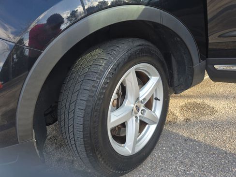 Used 2018 Ford Explorer XLT image 30