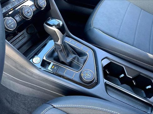 Used 2024 Volkswagen Taos SE image 15