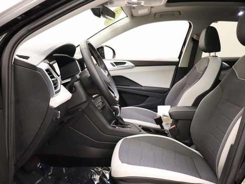 Used 2025 Volkswagen Taos SE w/ Panoramic Sunroof Package FWD image 16