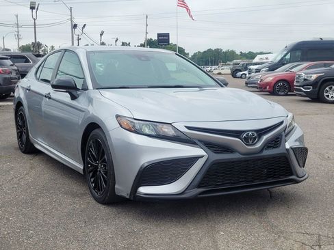 Used 2022 Toyota Camry SE w/ Convenience Package FWD image 3