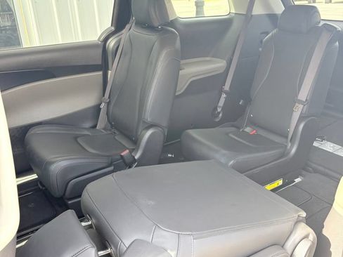 Used 2025 Kia Carnival FWD image 11