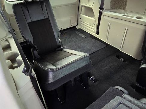 Used 2019 Dodge Grand Caravan SXT FWD image 16