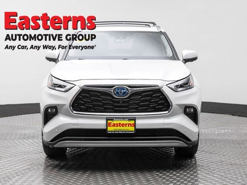 Used 2024 Toyota Highlander Platinum image 2